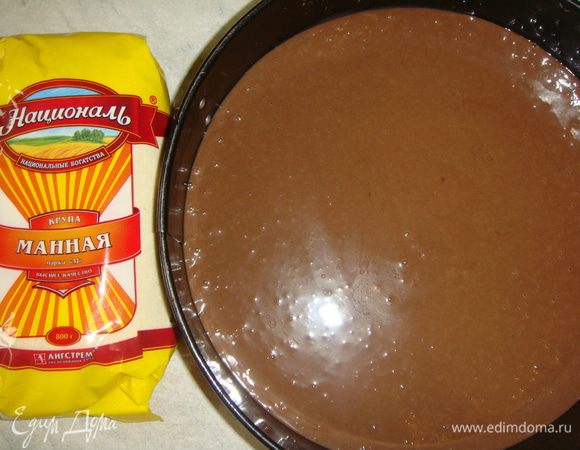 Влить молоко с шоколадом в сухие ингредиенты, взбить в течении 3-х минут. Форму для выпекания застелить пергаментом, бока смазать маслом. Вылить тесто.