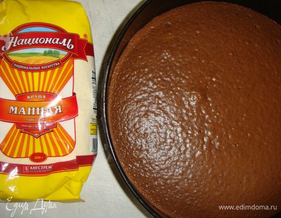 Выпекать в разогретой духовке до 180°С 40 минут. Корж остудить и вынуть из формы. 