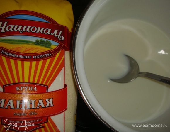 Молоко влить в кастрюльку, добавить мед, прогреть на медленном огне до растворения меда.