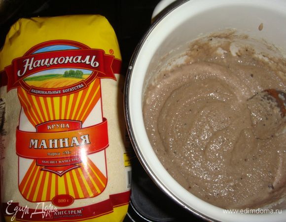 Всыпать манную крупу  ТМ «Националь» и варить на медленном огне в течении 5-ти минут. Добавить какао, перемешать.