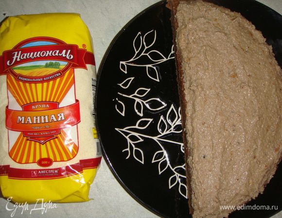 Корж разрезать на две части. Выложить на одну крем и накрыть второй.