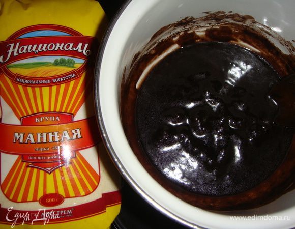 Прогреть на медленном огне до растворения сахара, постоянно помешивая. Глазурь получается глянцевой.