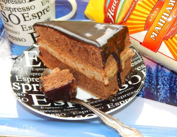 Полить пирог глазурью и поставить на 30 минут в холодильник. Подавать с чаем, кофе или молоком. Приятного чаепития !