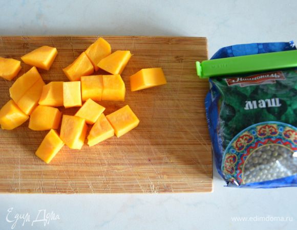 Тыкву нарезать кубиками.