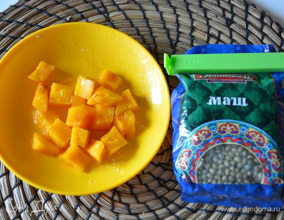 Выпекать до мягкости: я делаю это в микроволновке на максимальной мощности под крышкой в течение 5 минут. Посолить и сбрызнуть оливковым маслом.