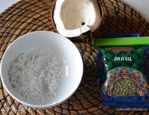 Кокос натереть на мелкой терке.