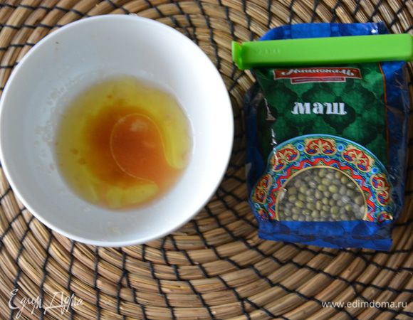 Смешать все ингредиенты для соуса.