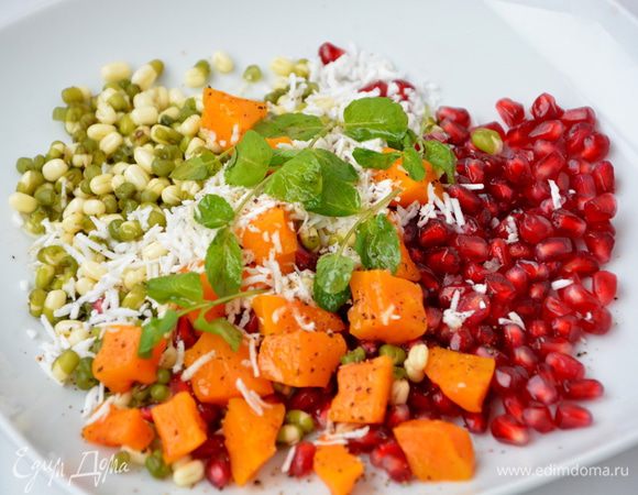 Гранат почистить. Смешать все ингредиенты, украсить веточками мяты и полить соусом. Приятного и полезного аппетита!