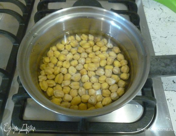 Нут ТМ «Националь» предварительно замочить на ночь, промыть, выложить в кастрюлю, залить водой и варить 1 час. Откинуть на сито и дать воде стечь.