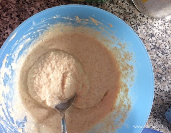 Смешать разрыхрытель с мукой из овсяных отрубей и пшеничных отрубей, добавить все в общую массу, должно получиться тесто, как густая сметана.