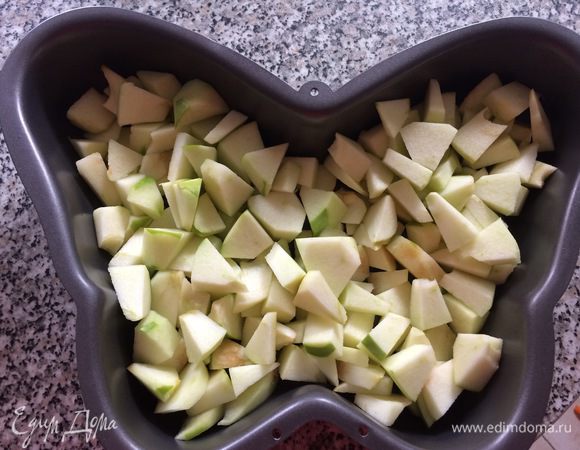 Почистить яблоки, убрать кожуру и сердцевину, порезать, уложить в форму.