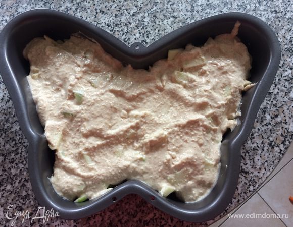 Сверху залить все тестом, буквально чуть прикрыв яблоки, и поставить выпекаться на 20–25 минут при температуре 180°С.