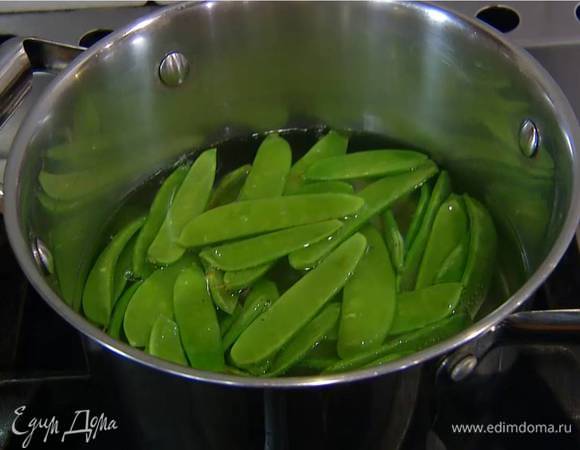 Стручковый горошек опустить на несколько минут в кипящую воду, затем откинуть на дуршлаг и обдать ледяной водой.