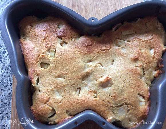 После можно присыпать шарлотку корицей, а домочадцам, которые не соблюдают диету, полить медом. Приятного аппетита!