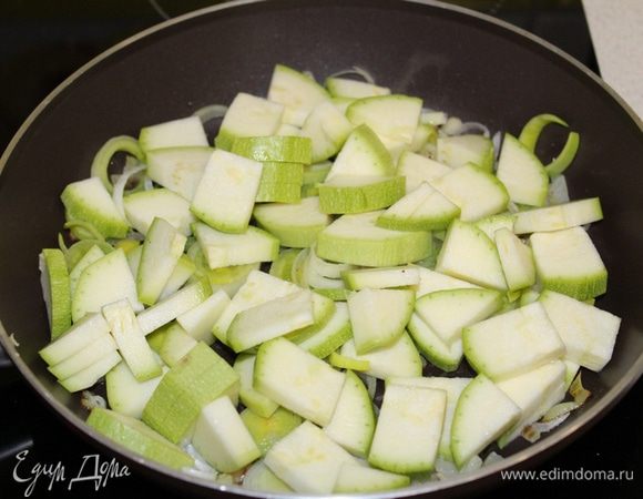 Кабачок порезать четвертинками, добавить к луку, слегка обжарить, затем уменьшить огонь и потомить под крышкой еще 5 минут.