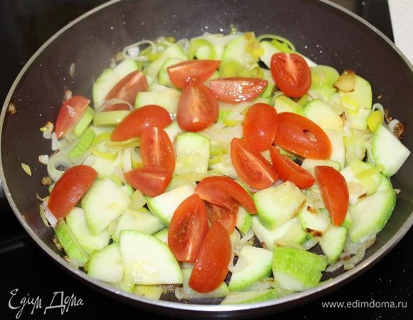 Помидоры черри порезать и добавить к кабачкам.