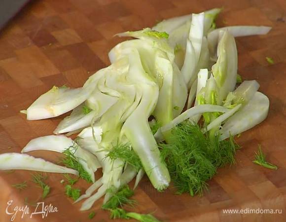 Фенхель нарезать тонкой соломкой.