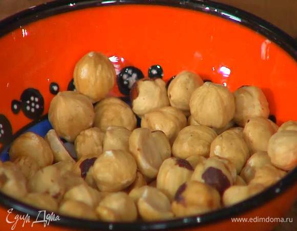 Ядра фундука разрезать пополам.