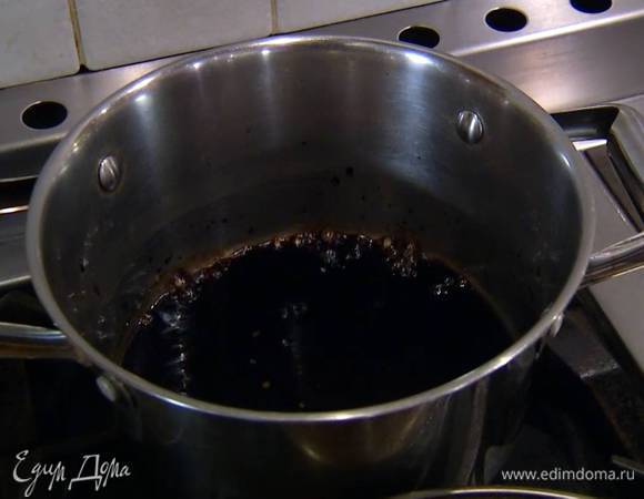 Приготовить маринад: в кастрюлю влить яблочный сок и бальзамический уксус, довести до кипения и выпаривать, пока не останется примерно 2‒3 ст. ложки густого соуса, затем слегка остудить, влить оливковое масло, посолить, поперчить и перемешать.