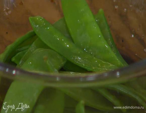 Выложить в маринад стручки гороха, все перемешать.