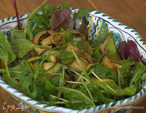 В глубокое блюдо выложить нарезанный фенхель, цукини и салатные листья, посыпать все фундуком, а сверху разложить горох в маринаде.