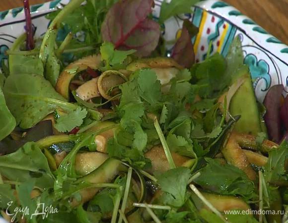 Кинзу порвать руками и посыпать салат.