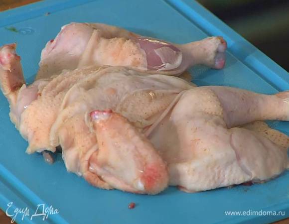 Из тушки цыпленка вырезать хребет, распластать ее на рабочей поверхности кожей вверх и отбить тыльной стороной ладони.