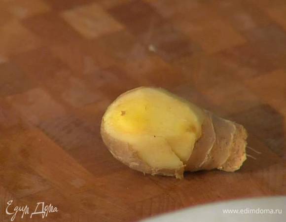 Имбирь почистить и натереть на мелкой терке — должно получиться чуть больше половины чайной ложки.