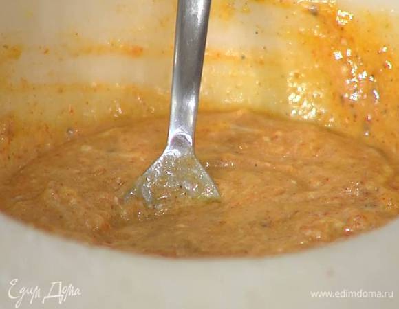 Приготовить маринад: чеснок почистить и растереть в ступке, добавить натертый имбирь и еще немного растереть, всыпать паприку, куркуму, гарам масала, зиру, мускатный орех, кориандр, посолить и поперчить, влить сок лимона, оливковое масло и перемешать, затем добавить кокосовые сливки, томатную пасту, йогурт и еще раз все перемешать.