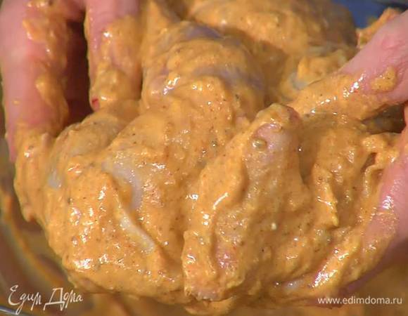 Цыпленка полить маринадом со всех сторон.