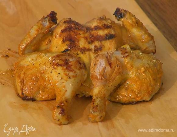 Разогреть сковороду-гриль, выложить цыпленка в маринаде и обжаривать с каждой стороны до появления золотистой корочки, затем влить в сковороду немного теплой воды, накрыть крышкой и немного потомить, перевернуть цыпленка еще раз и довести до готовности.