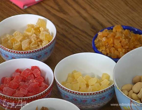 Все крупные сухофрукты и цукаты нарезать небольшими кусочками.