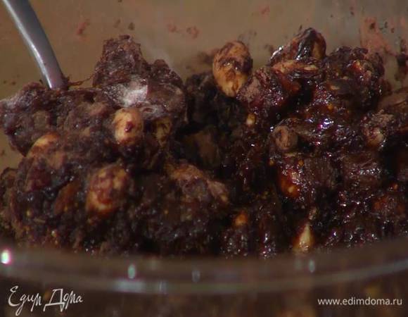 Приготовить тесто: муку перемешать с какао, сухофруктами и цукатами, добавить подсушенный миндаль, молотый имбирь, корицу, кардамон и гвоздику, влить растопленный мед с сахаром и все вымешать (если масса получается слишком густой, влейте пару столовых ложек горячей воды).