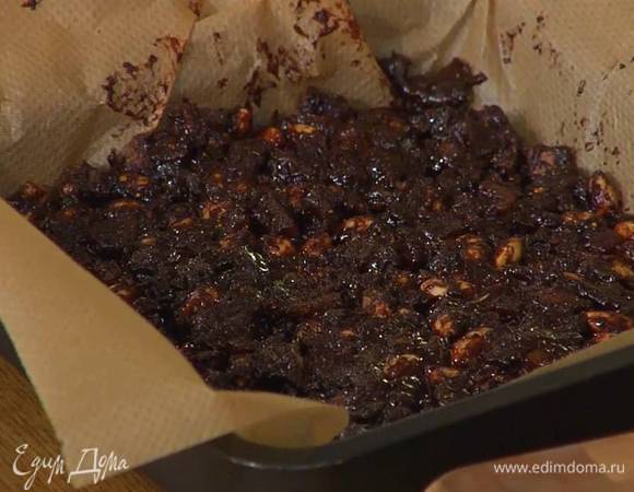 Выложить тесто в небольшую форму, выстеленную бумагой для выпечки, и разровнять.