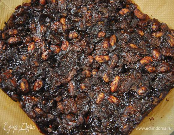 Поместить панфорте в разогретую духовку, понизить температуру до 160°С и выпекать 35‒40 минут.