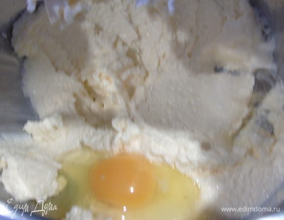 Разогрейте духовку на 180°С. Мягкое масло хорошо взбить с сахаром, затем по одному добавляем яйца продолжая взбивать.