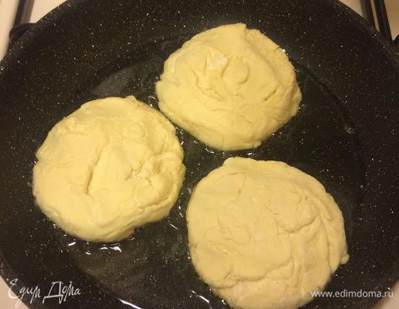 Обвалять сырники в муке.