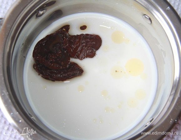 Молоко нагреть с вялеными помидорами в течение 2-3 минут.