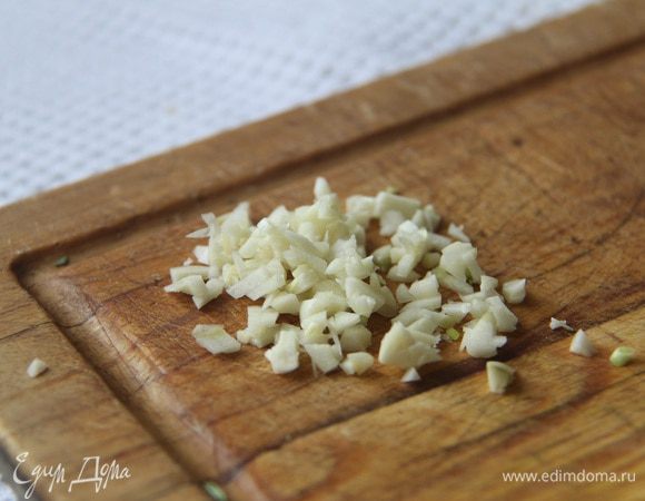 Чеснок мелко порубить и добавить в молоко.