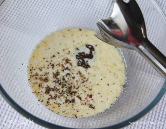 Убрать молоко с огня, добавить соль и перец, измельчить блендером.