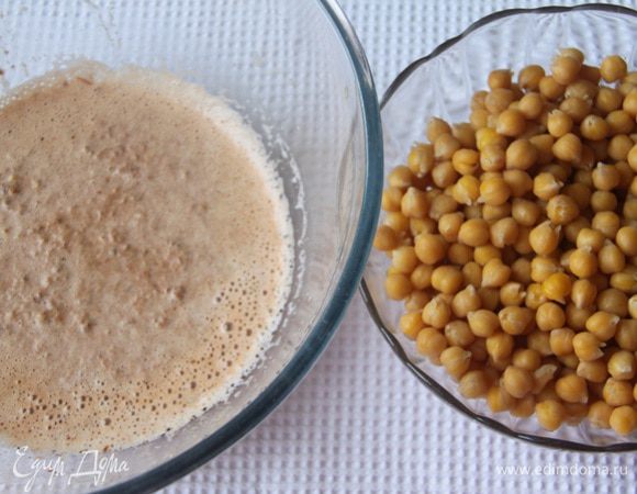 В молочную смесь добавить нут. Оставить несколько горошин для украшения блюда.