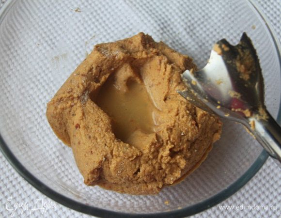 В полученную массу добавить сок половинки лимона. Взбить блендером до однородной массы.