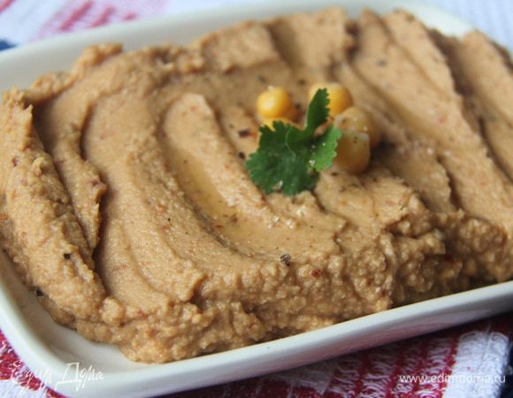 Хумус готов! Он очень нежный, полезный, вкусный! Выложить хумус на сервировочное блюдо, украсить отложенными горошинками и листиками кинзы, полить маслом из баночки с вялеными помидорами (1 с. л.).
Приятного аппетита!
