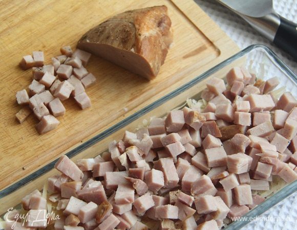 Небольшим кубиком нарезать 250–300 г буженины. Добавить в салат.