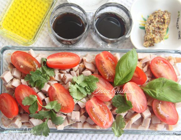 Украсить салат зеленью. Приготовить соус: смешать оливковое масло, гранатовый соус, бальзамический уксус, горчицу с зернами.