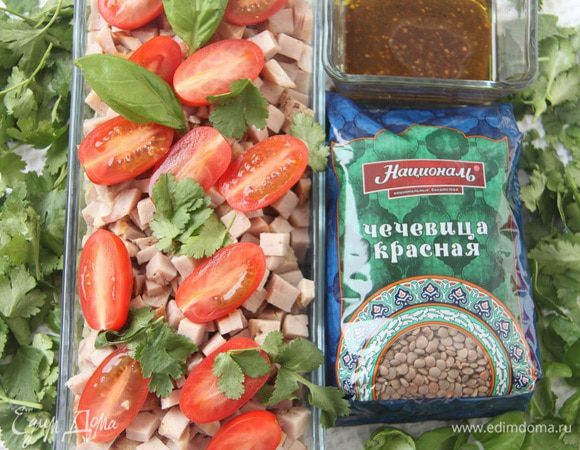 Заправить салат соусом и дать ему немного постоять.