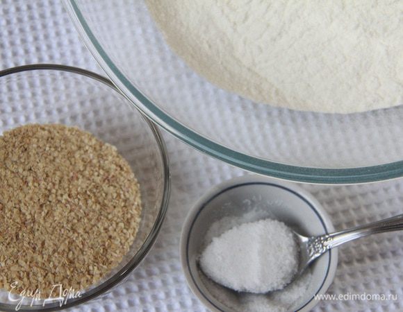 Муку просеять (600 г), добавить 6 ст. л. пшеничных зародышей, 1 ч. л. соли.