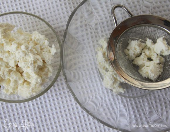 Творог протереть через сито.