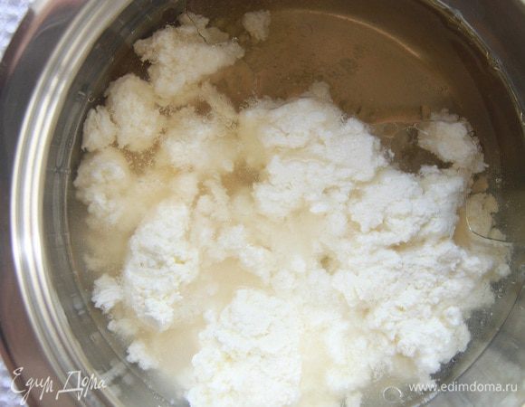 Соединить в сотейнике яблочный сок (120 мл), творог (160–200 г), полстакана воды (110 мл), 1 ст. л. растительного масла. Поставить смесь на слабый огонь.