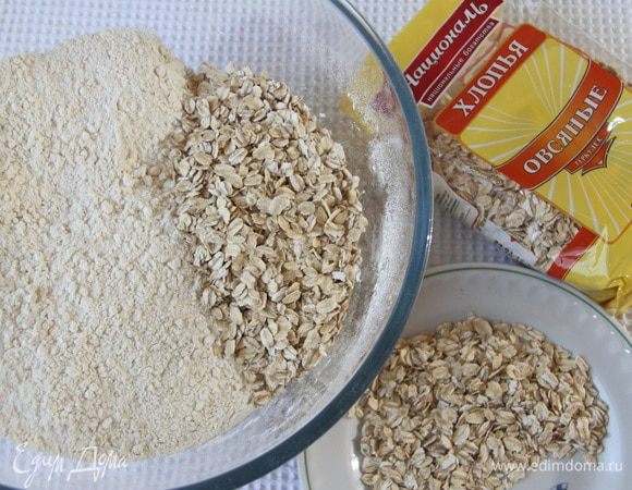  К просеянной муке добавить 80 г геркулеса. 20 г оставить на посыпку.